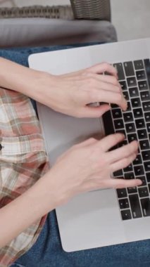 Dikey video üst görünümü Laptop klavyesinde oturan tanınmayan kadın bilgisayarın üzerine yakın plan kadın eli yazarak online iş kavramı, yapay zeka uyarısı, e-öğrenme, e-ticaret, sosyal ağ oluşturma