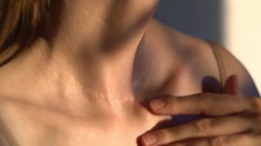 Bir kadının boynuna yakın çekim ve büyük bir yara izi. Lazer Cerrahi Yara Temizleme, Laser Yara Tedavisi, Laser Yeniden Yüzey, Fraksiyonel Lazer Terapisi. Tanımlanamayan bir kadın boynuna dokunuyor. Kozmetoloji.