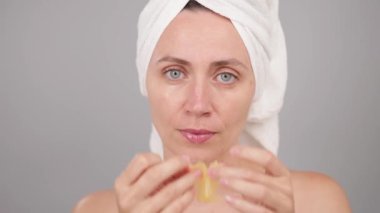 Cilt bakımı, göz bandı ve kozmetik için stüdyodaki güzel kadın. Başvurudan sonra parlatıcı etki. Yüz bakımı ve kolajen parlaklık. Spa, estetik ve detoks. Gri arkaplandaki kişinin portresi.