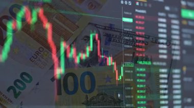 Avrupa para birimi banknotları ve Amerikan dolarları. Borsa ve yeşil ve kırmızı şamdanlarla takas. Borsa verileri. Bitcoin grafiği dinamik olan kripto döviz şeması. Hareketi durdur.
