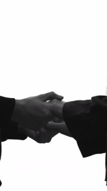 Dikey video. Romantik bir çiftin el ele tutuşması, kucaklaşması, sevgi, destek ve bağ göstermesi. Bir ilişkide uzlaşma. Mutlu bir aile. Çatışmaların çözümü. Psikoloji.