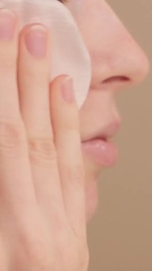 - Cilt bakımı, cilt bakımı. Cotton Round ya da Cotton Pad kullanan güzel, genç, beyaz bir kadının yakın çekimi. Kişisel bakım, günlük güzellik rutini. Dermatoloji. Sivilce tedavisi. Yavaş çekim