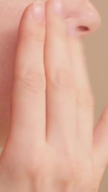 Kadın serum ve krem uyguladıktan sonra yaşlanma karşıtı yüz masajı yapıyor. Cilt esnekliğini arttırır, ince çizgileri azaltır, genç ve parlak ciltleri. Rahatlatıcı kişisel masaj rutini.