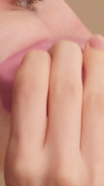 Stüdyoda temiz bir yüz sabunu kullanarak yüzünü yıkayan genç ve güzel bir kadının yakın plan fotoğrafı. Sabah güzellik programı, yüz temizleme barı. Plastiksiz cilt bakımı.