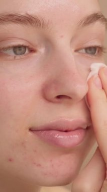 - Cilt bakımı, cilt bakımı. Cotton Round ya da Cotton Pad kullanan güzel, genç, beyaz bir kadının yakın çekimi. Kişisel bakım, günlük güzellik rutini. Dermatoloji. Sivilce tedavisi