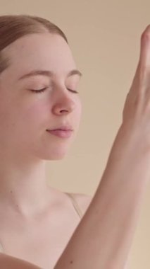 Genç kadın yüz sisi ya da termal su püskürtür. Ferahlatıcı, rahatlatıcı ve sakinleştirici sprey. Susuzluk giderici sis. Püskürtme işlemi, güzellik rutini. Cilt bakım ürünleri için reklam kavramı