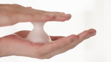 Köpük sabun, yüz temizleyici, yüz köpüğü ya da bebek sabunu ile yakın plan genç kadın elleri. Kişisel bakım, el bakımı, hijyen. Kadın, arka planda beyaz köpük bırakıyor. Cilt ürünleri reklam kavramı.