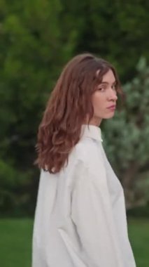 Tarz sahibi, güzel bir kadın esintide dalgalanan uzun saçlarıyla doğada tek başına yürüyor. Güç ve özgürlük yayıyor. Sakin romantik bir genç kız dönüp kameraya bakar..