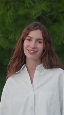 Açık havada sağlıklı, pürüzsüz bir teni olan güzel esmer bir kadın. Kameraya bakan genç bir kızın portresi. Şirin bir manken. Cilt bakımı. Kolajen tedavisi. Doğal güzellik.