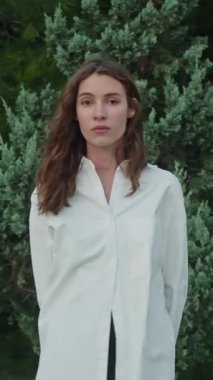 Sağlıklı, pürüzsüz cilt yüzlü, güzel bir kadın. Güzellik modeli kameraya bakıyor. Mükemmel genç ten kavramı, doğal güzellik. Güzel manken. Güzellik Özenli Cilt Bakımı.