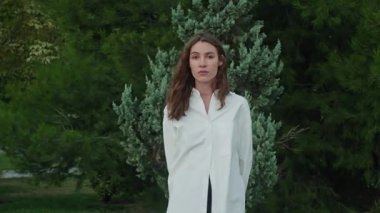 Sağlıklı, pürüzsüz cilt yüzlü güzel bir kadın. Güzellik modeli kameraya bakıyor. Mükemmel genç ten kavramı, doğal güzellik. Güzel manken. Güzellik konsepti videosu, kişisel bakım, cilt bakımı.