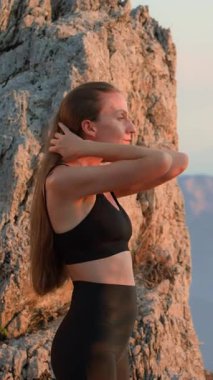 Antrenmandan sonra, Suset 'te nefes egzersizi yapan genç atletik kadın. Rahatlamış dişi doğada serinliyor. Stres atma, iyileşme ve sağlıklı yaşam tarzı kavramı