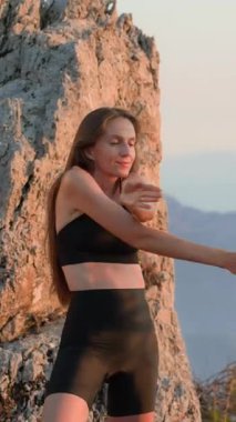 Gün batımında cesedi dışarı çıkaran bir kadın görüntüsü. Akşamki ısınma egzersizi. Duruş kavramı, sırt gücü, esneklik, hareketlilik eğitimi, omuz eklemi ve sağlık, aktif dinlenme