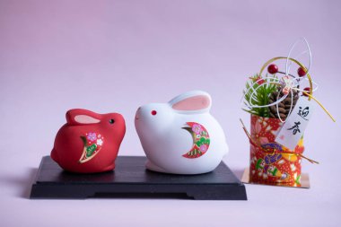 Tavşan süsleri, Çin burcunun on iki işaretinden biri, ve Kadomatsu, bambu ve çam ağacından yapılmış bir Japon Yeni Yıl süsü, yeni yılı kutluyor..