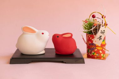 Tavşan süsleri, Çin burcunun on iki işaretinden biri, ve Kadomatsu, bambu ve çam ağacından yapılmış bir Japon Yeni Yıl süsü, yeni yılı kutluyor..