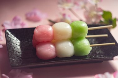 Japon Kızları Günü 'nü kutlamak ya da çiçek izleme partileri için üç renkli pirinç köftesi yakın plan..