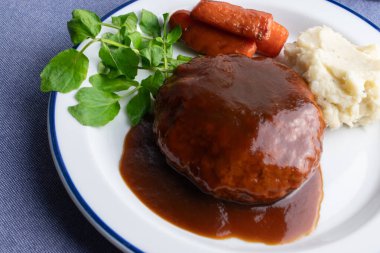 Patates püresi ve havuçlu Humburg bifteği.