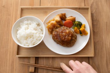 Beyaz tabakta sotelenmiş sebzeli soğan soslu Japon bifteği kuşbakışı.