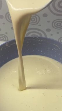 Evde pişirmek için pürüzsüz hamurun tatminkar hazırlığı