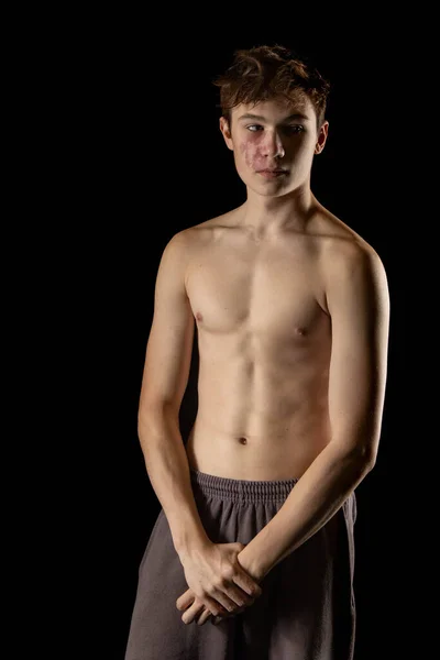 Portrét Sedmnáctiletého Svalnatého Chlapce Bez Košile Černém Pozadí — Stock fotografie
