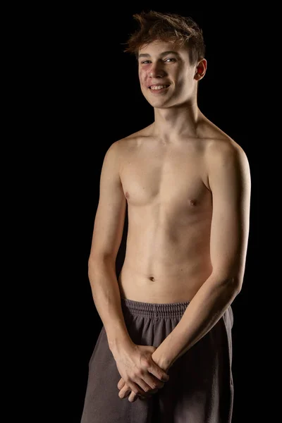 Portrét Sedmnáctiletého Svalnatého Chlapce Bez Košile Černém Pozadí — Stock fotografie