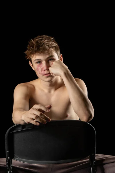 Portrét Sedmnáctiletého Svalnatého Chlapce Bez Košile Sedícího Židli Černém Pozadí — Stock fotografie