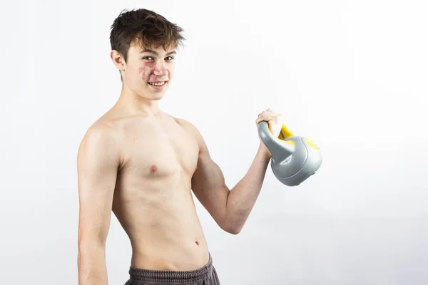 Adolescente Musculoso Sem Camisa Anos Exercitando Seus Braços Com Kettlebell — Fotografia de Stock