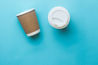 Kağıt kahve fincanı ve kapağı. 