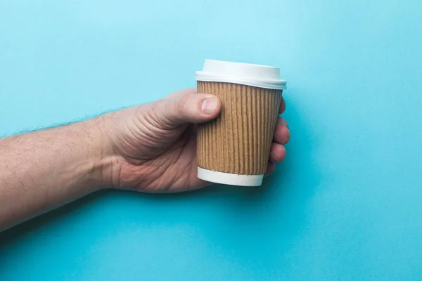 Een Papieren Koffiekopje Deksel Vastgehouden Door Een Menselijke Hand — Stockfoto