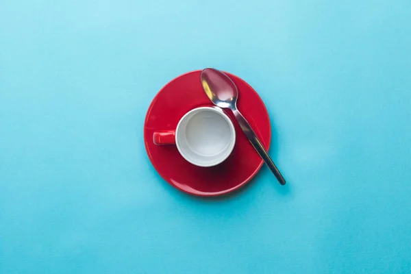 Een Espresso Koffiekop Lepel Schotel Een Blauwe Achtergrond — Stockfoto