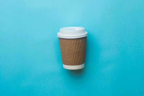 Een Papieren Koffiekopje Deksel Een Blauwe Achtergrond — Stockfoto