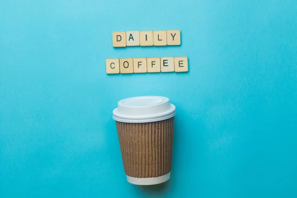Een Papieren Koffiebeker Deksel Met Een Bordje Dat Dagelijks Koffie — Stockfoto