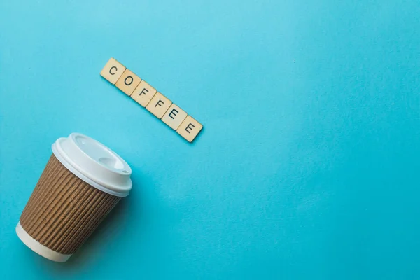 Een Papieren Koffiekopje Deksel Met Een Bordje Met Koffie Een — Stockfoto