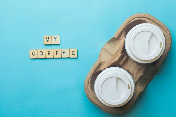 Een Karton Met Papieren Koffiekopjes Deksels Met Een Bordje Coffee — Stockfoto