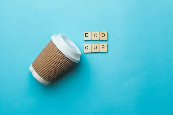 Kağıt Bir Kahve Fincanı Üzerinde Mavi Arka Planda Eco Cup — Stok fotoğraf