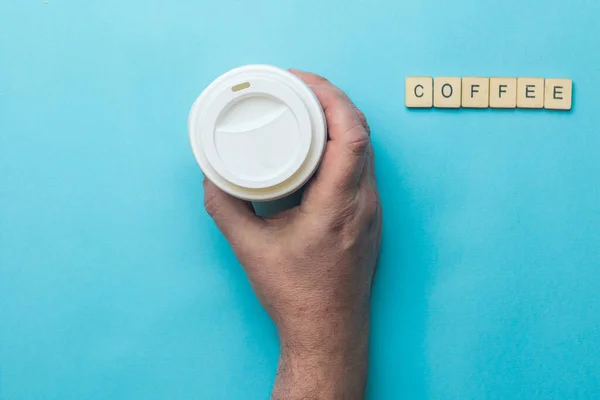 Een Kop Koffie Lif Vastgehouden Door Een Hand Met Een — Stockfoto