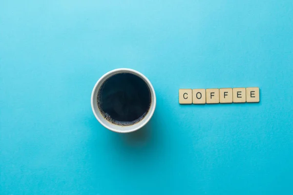 Een Open Papieren Kopje Zwarte Koffie Een Blauwe Achtergrond Met — Stockfoto