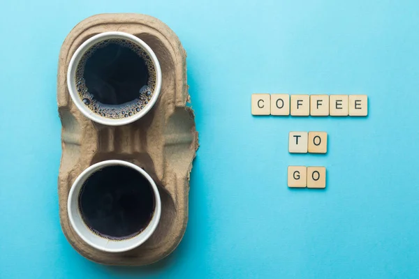 Een Kartonnen Dienblad Met Kopjes Zwarte Koffie Een Blauwe Achtergrond — Stockfoto