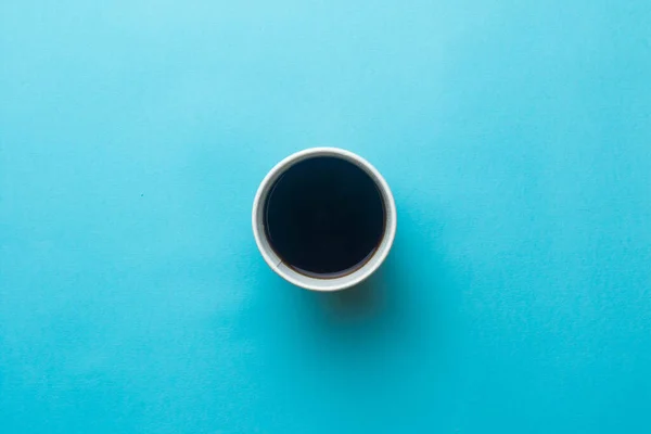 Een Open Kopje Zwarte Koffie Een Blauwe Zwarte Ondergrond — Stockfoto