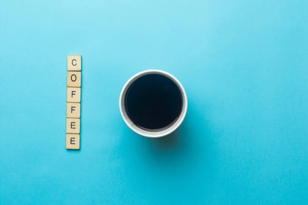 Een Open Kopje Zwarte Koffie Een Blauwe Grond Met Een — Stockfoto