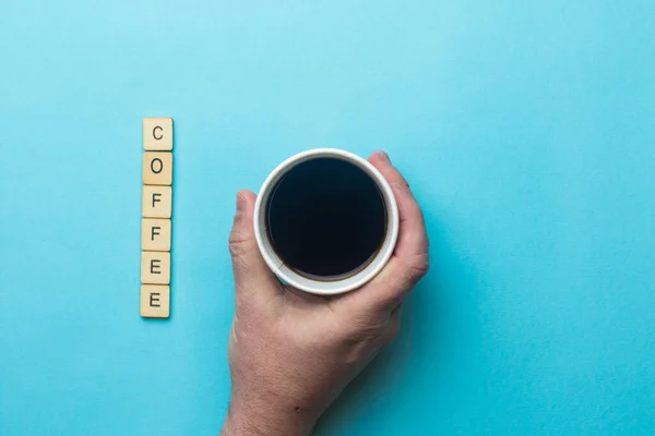 Een Open Kop Zwarte Koffie Vastgehouden Door Een Hand Een — Stockfoto