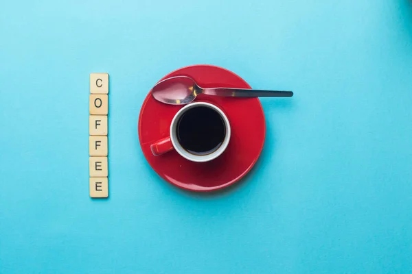 Een Espresso Kopje Zwarte Koffie Een Schotel Een Blauwe Achtergrond — Stockfoto