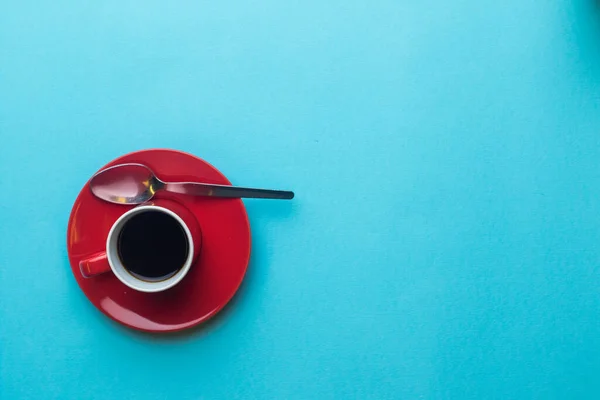 Een Espresso Kop Zwarte Koffie Een Schotel Een Blauwe Achtergrond — Stockfoto