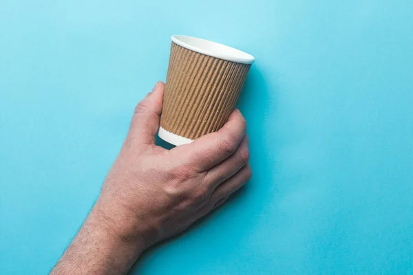 Een Lege Koffiekop Vastgepakt Door Een Hand — Stockfoto