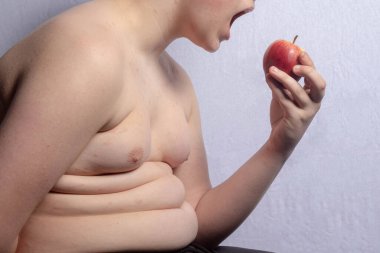 Ananas yiyen beyaz tenli bir çocuk.