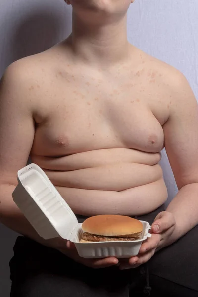 Seorang Remaja Gendut Dengan Burger Yang Dibawa Pergi — Stok Foto
