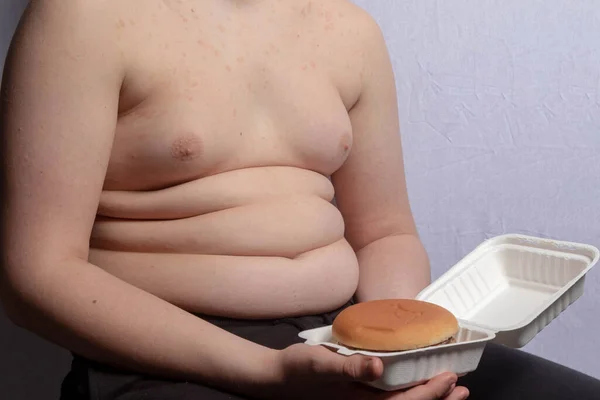 Ragazzo Adolescente Caucasico Sovrappeso Con Hamburger Asporto — Foto Stock