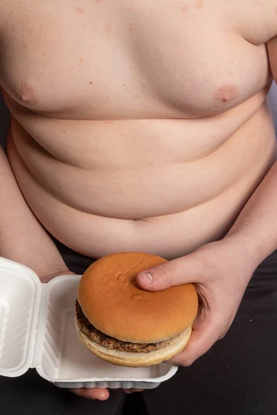 一个超重的高加索少年 带着外卖汉堡包 — 图库照片