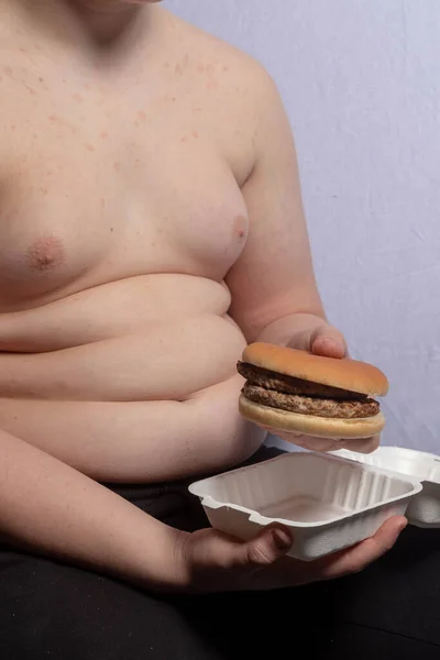 Een Overgewicht Blanke Tiener Jongen Met Een Afhaalhamburger — Stockfoto