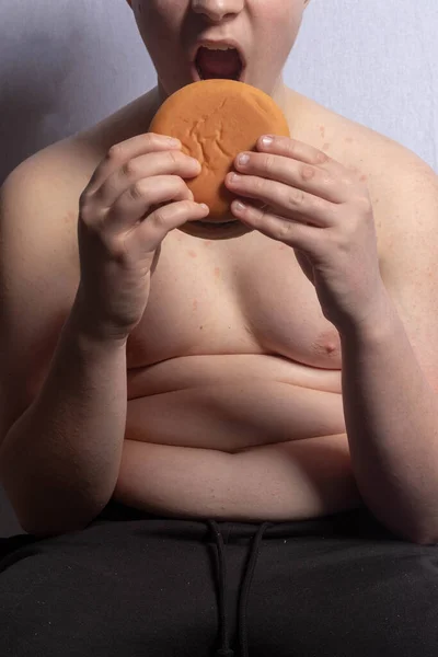 Ένας Υπέρβαρος Καυκάσιος Έφηβος Τρώει Μπέργκερ — Φωτογραφία Αρχείου